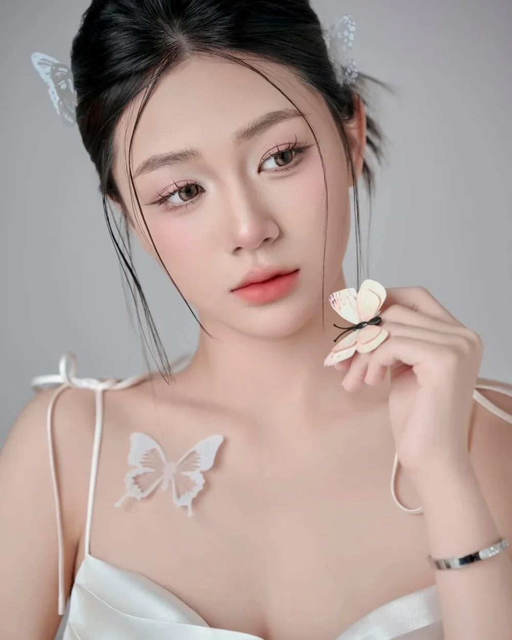 Biểu cảm thích thú khi nhận Trần Hà Linh dí