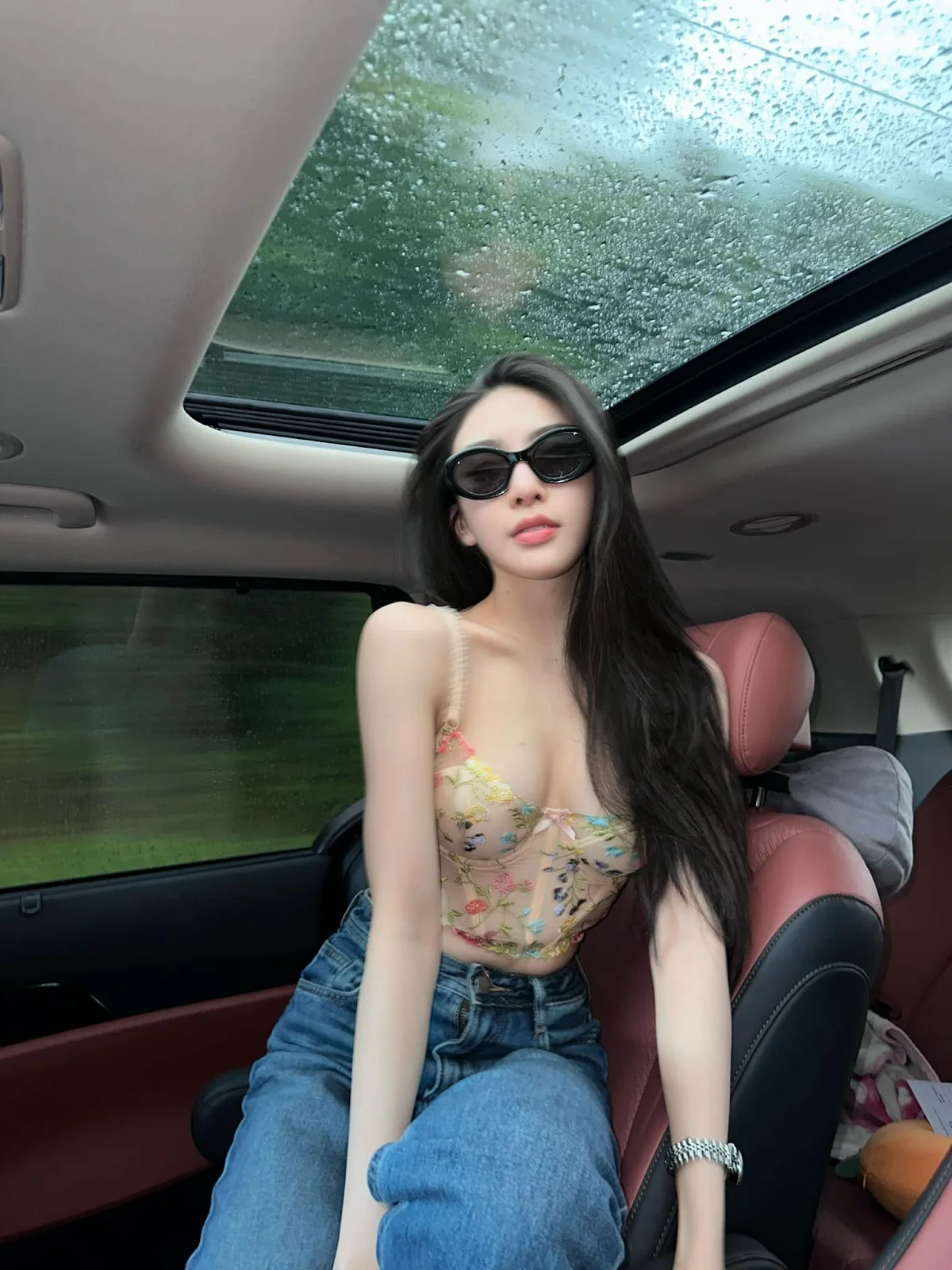 Hotgirl Linh Trương lộ diện mạo đời thường hậu tin đồn đi tour, clip cưỡi ngựa trên siêu xe gây sốc - Hình 4