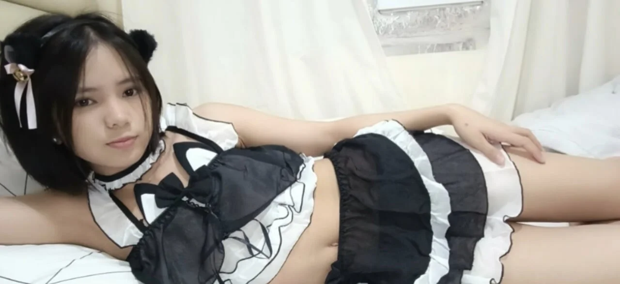 cô gái xinh đẹp trong bộ sex anime cosplay mèo trên giường