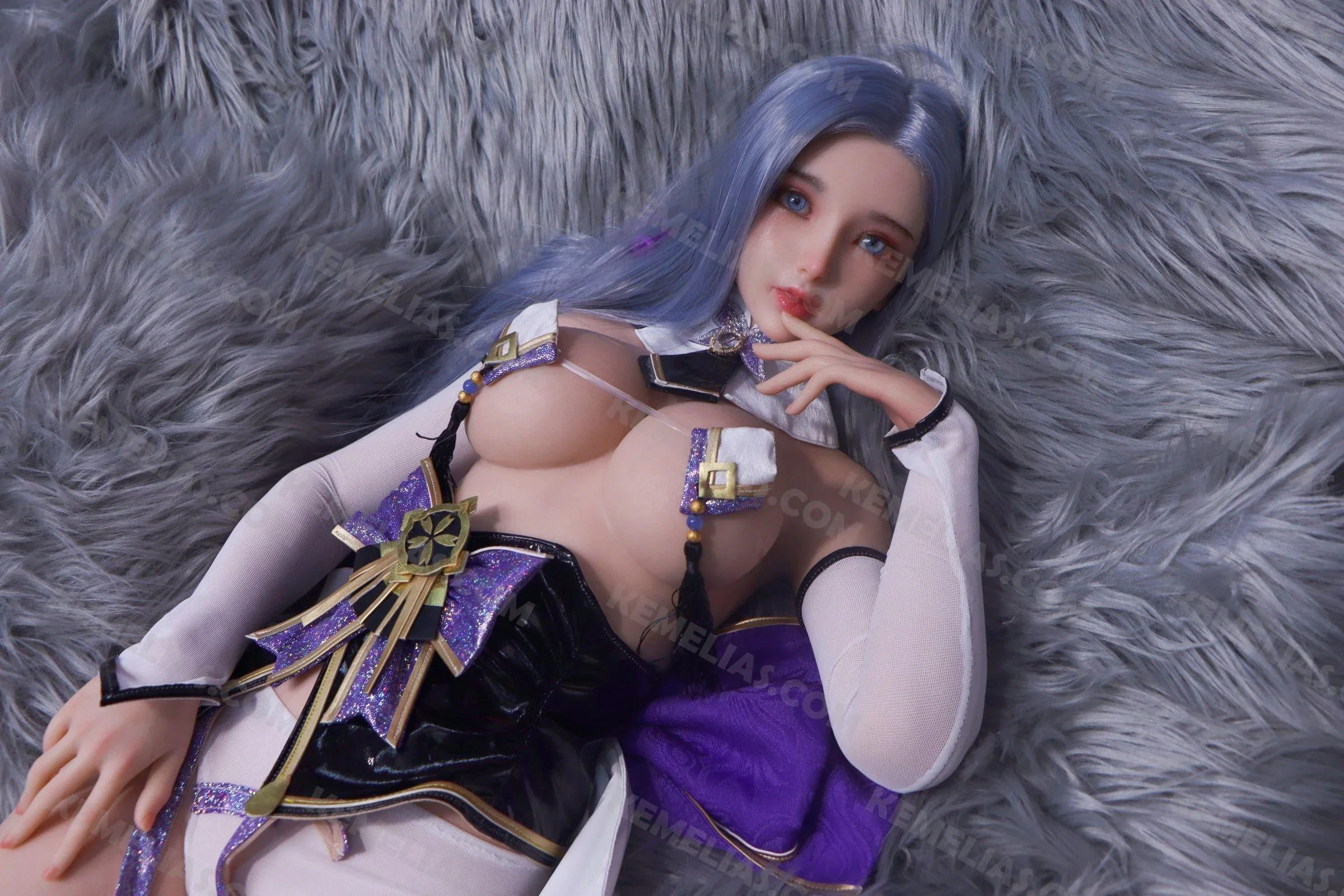 Búp bê tình dục cosplay phong cách anime ấn tượng trên nền thảm lông