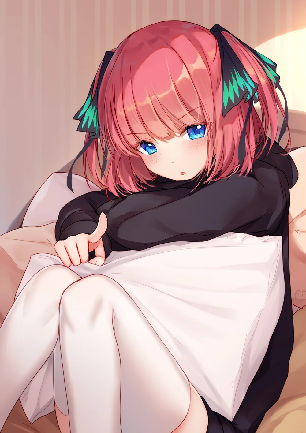 Hình ảnh gái xinh anime tóc hồng mắt xanh ngồi cuộn mình trên giường trong phòng ngủ ấm áp