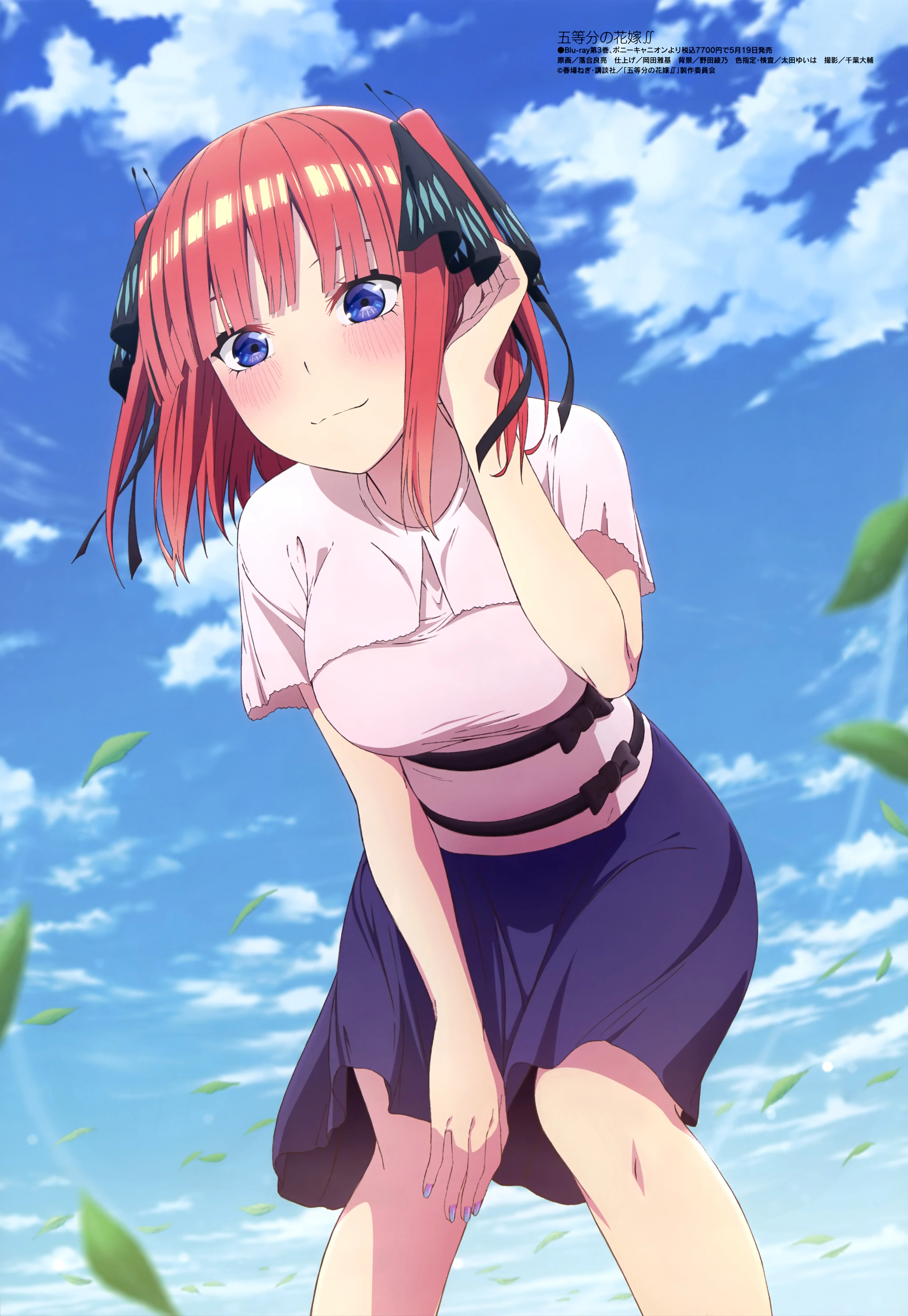 Hình ảnh gái xinh anime tóc hồng mắt xanh tạo dáng dưới bầu trời xanh và mây trắng