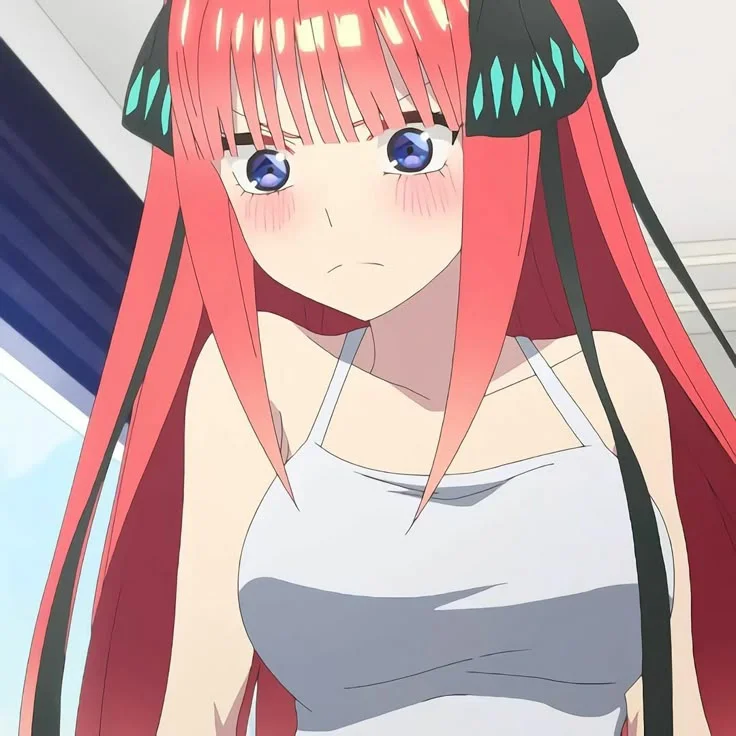 Hình ảnh gái xinh anime tóc hồng với đôi mắt xanh tím và phụ kiện tóc đen