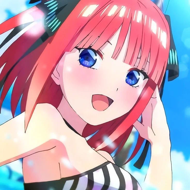 Cận cảnh cô gái anime tóc hồng mắt xanh mỉm cười dưới bầu trời xanh