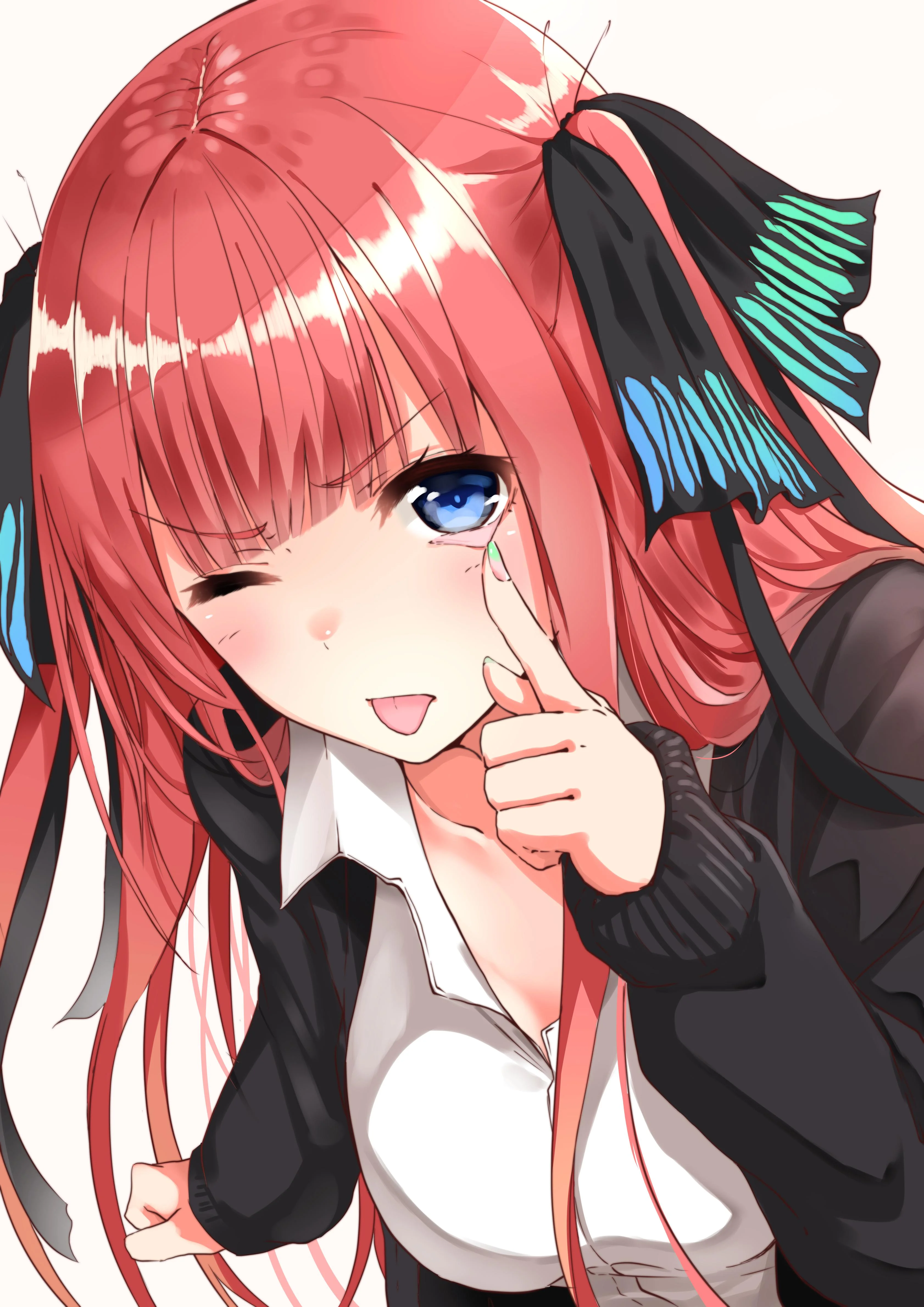 Hình ảnh gái xinh anime tóc đỏ hồng nháy mắt, đeo nơ đen họa tiết xanh và tạo dáng dễ thương