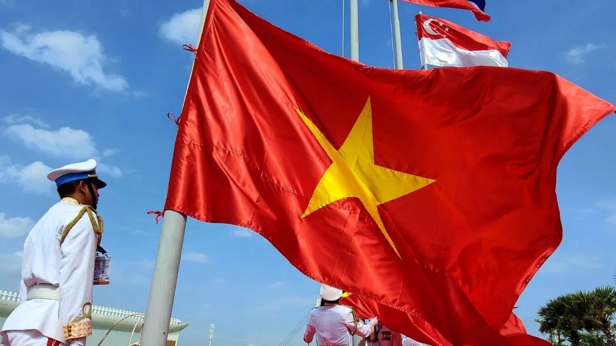 Hình ảnh Việt Nam đẹp với lá cờ tung bay