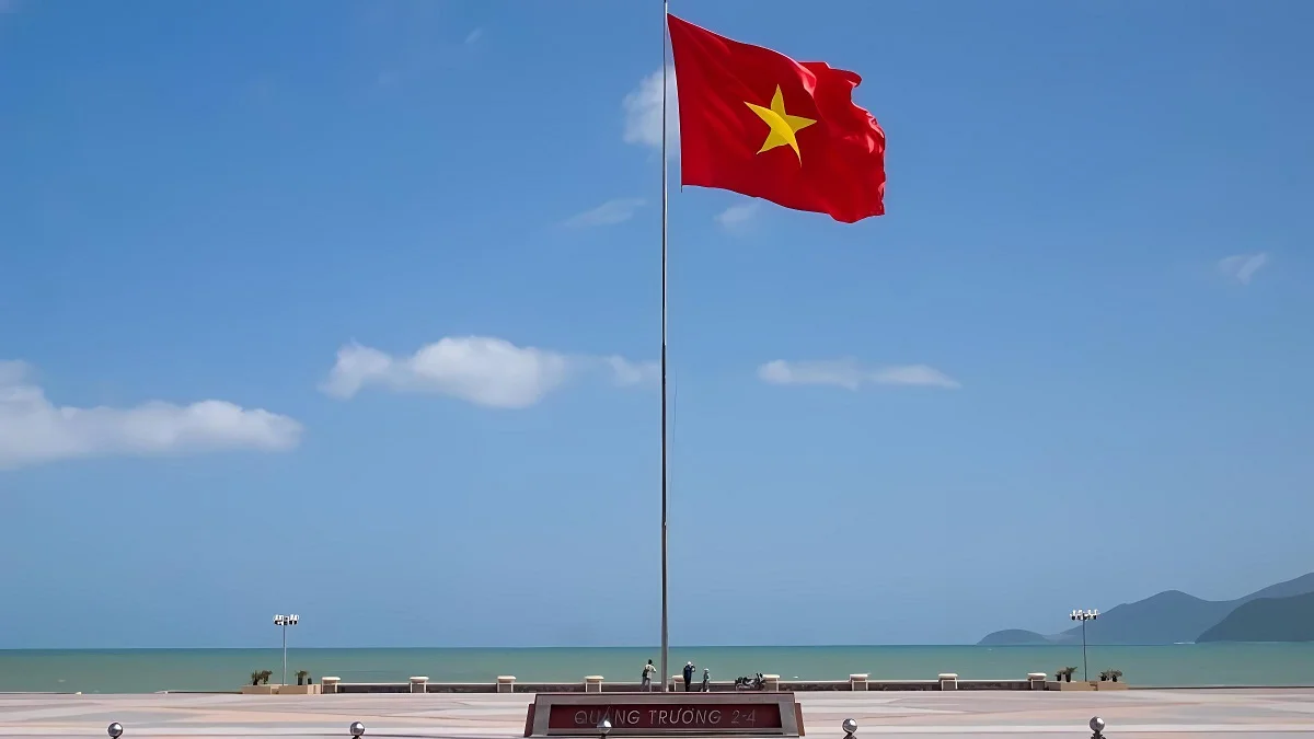Hình ảnh lá cờ Việt Nam giữa biển trời mênh mông