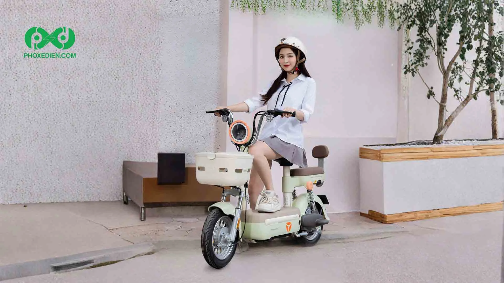 Nữ sinh chạy mẫu xe đạp điện trên đường phố