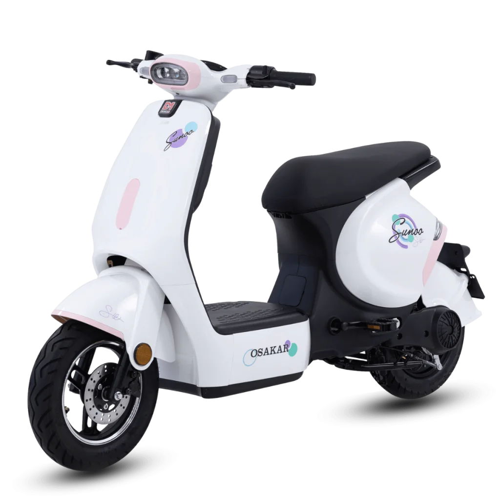 Mẫu xe đạp điện OSAKA màu trắng hồng kiểu Vespa trên nền đen