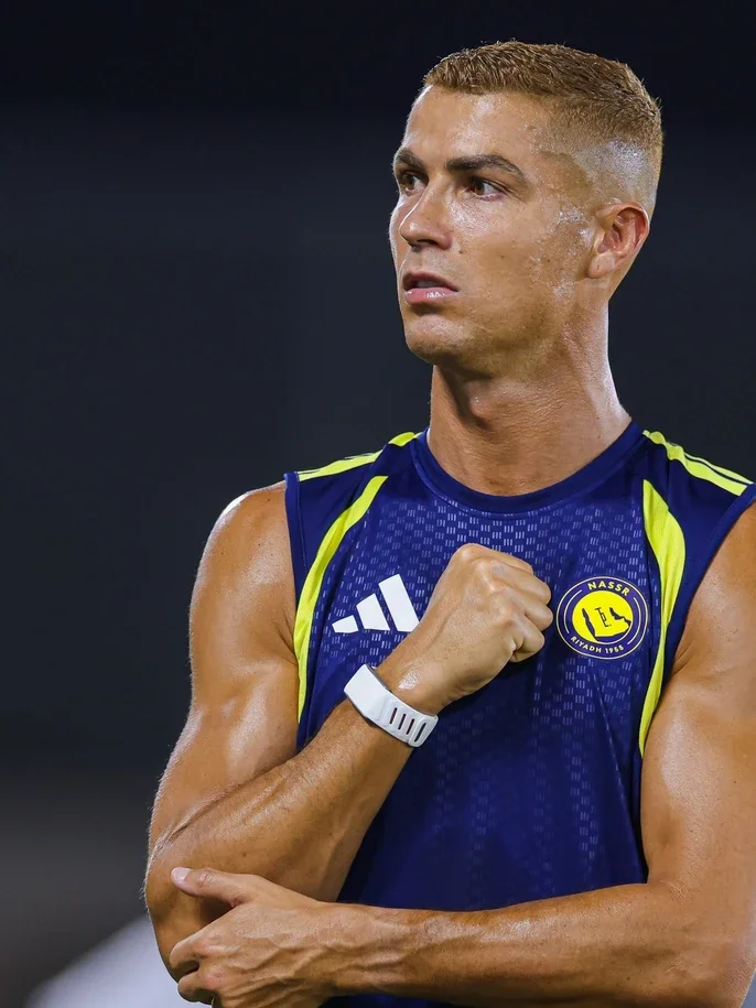 Cristiano Ronaldo trong trang phục tập luyện