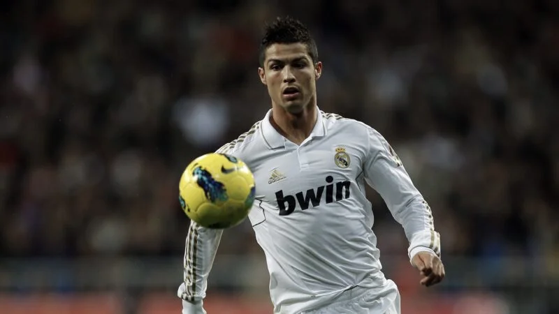 Hình nền ronaldo đang canh bóng