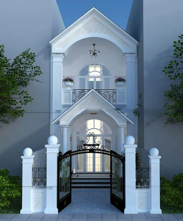 Mẫu nhà ống 2 tầng màu trắng với cổng kim loại sang trọng và sân vườn xanh mát.