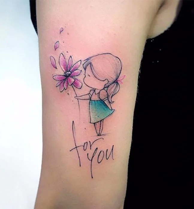 Mẫu hình xăm cánh tay cô bé cầm hoa phong cách màu nước dễ thương