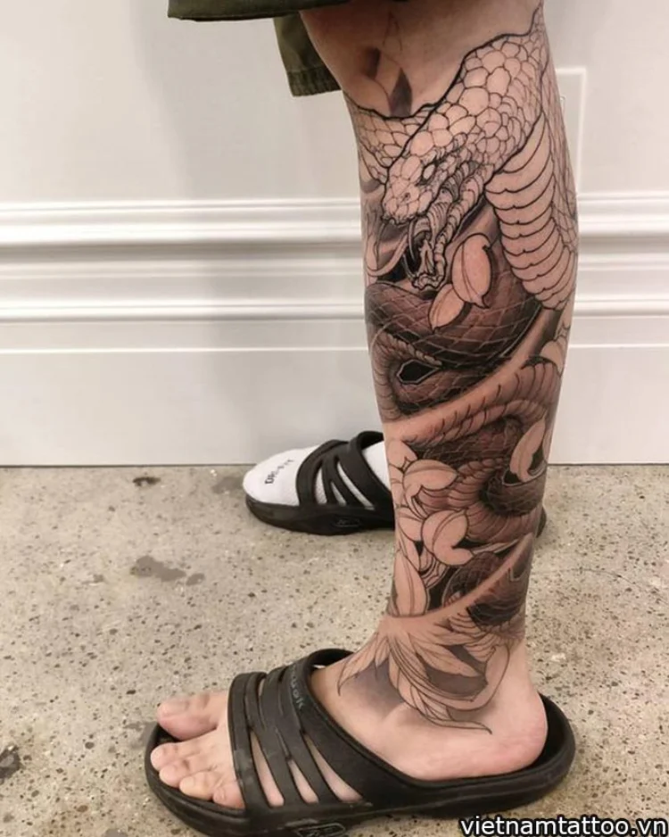 Tattoo bắp chân hình mãng xà