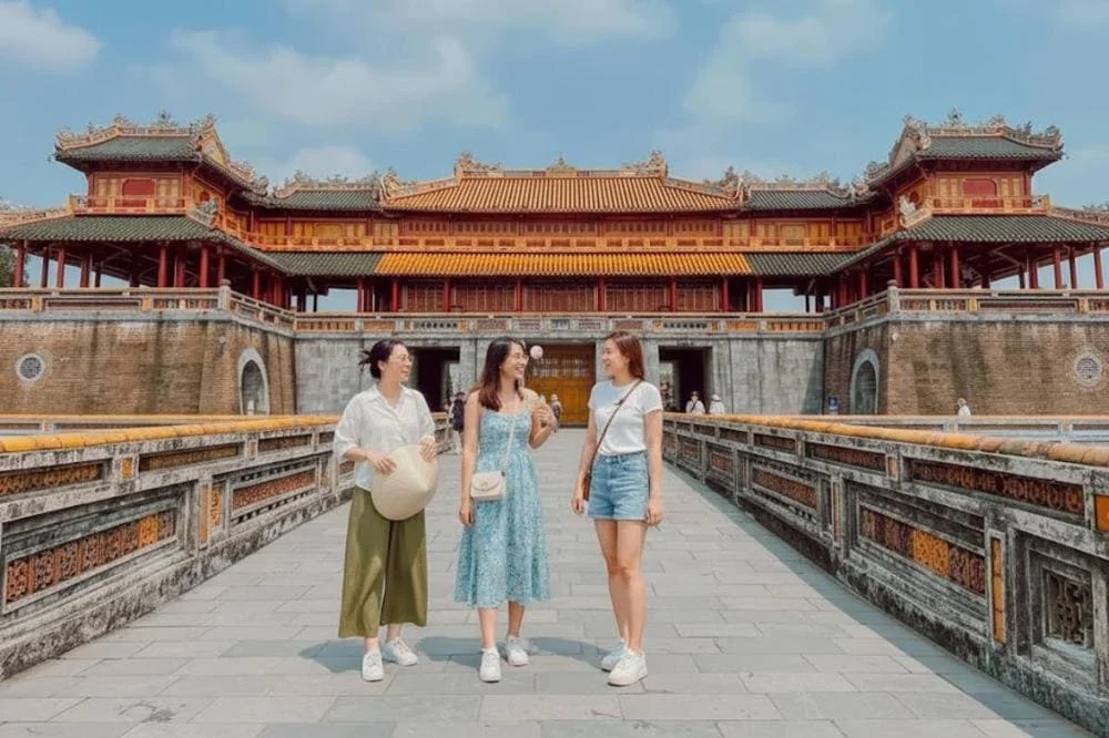 Nếu đi cùng nhóm bạn, hãy mặc đồ theo tone để có những bức ảnh chất lừ