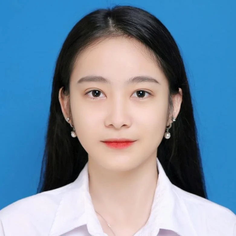 Cô gái chụp hình thẻ với phông nền xanh chuyên nghiệp