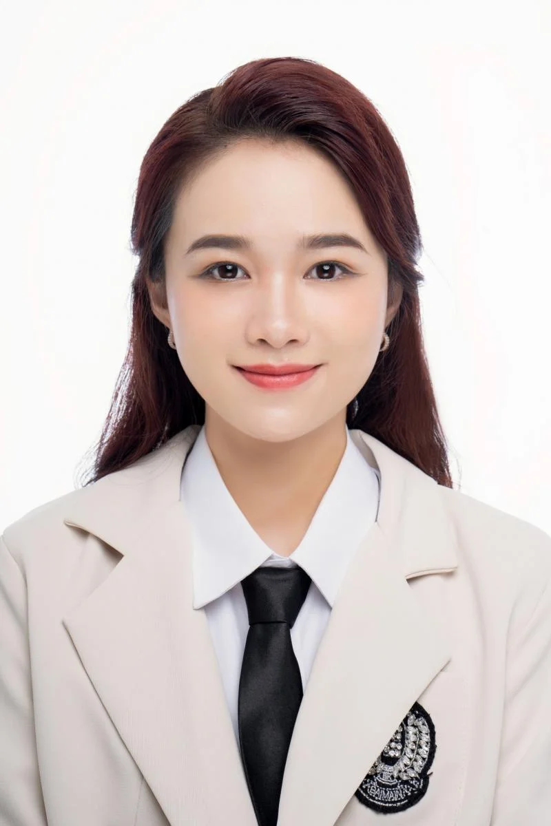 Cô gái trẻ chụp hình thẻ với vest lịch sự trên phông nền trắng