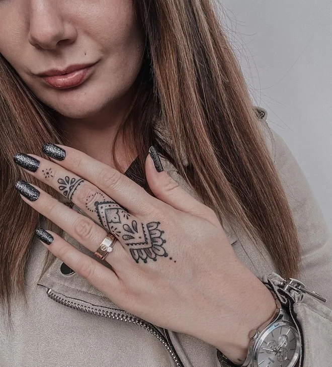 Hình xăm henna họa tiết trên bàn tay