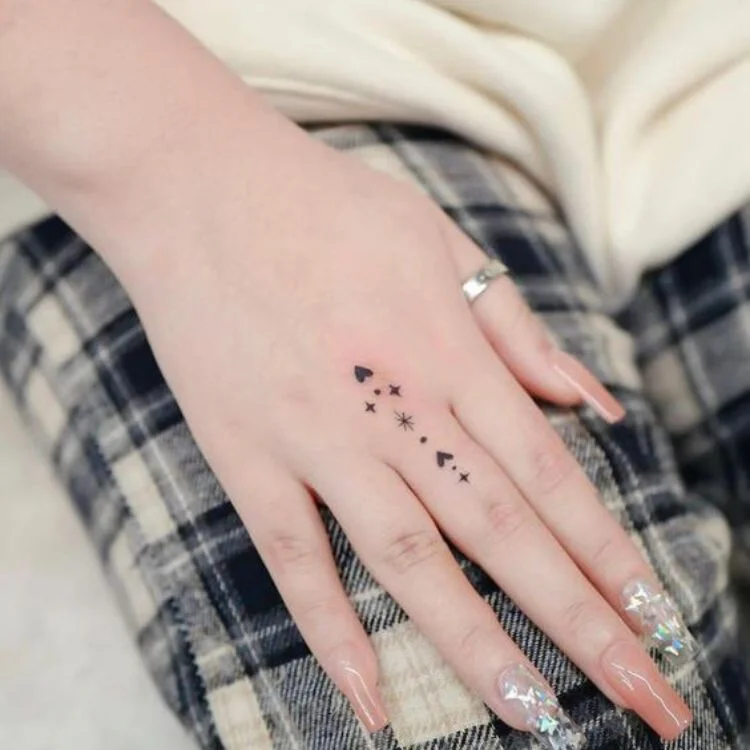 Hình xăm mini ở ngón tay (2)