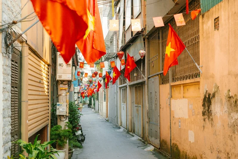 Hình ảnh lá cờ Việt Nam được treo trang trọng trong một con hẻm nhỏ bình yên