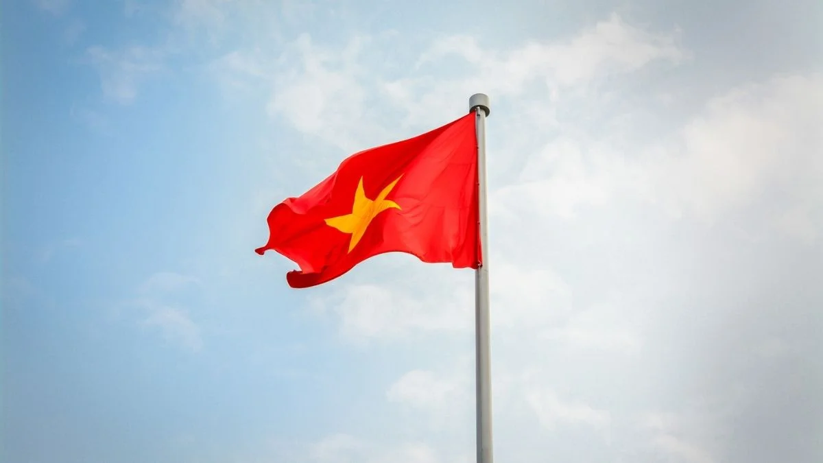 Ảnh lá cờ Việt Nam đỏ sao vàng tung bay phấp phới giữa bầu trời xanh