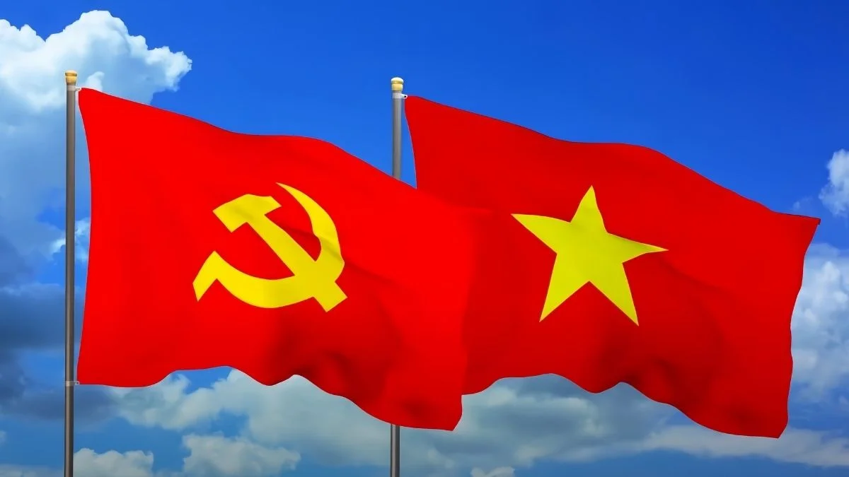 Hình ảnh lá cờ Việt Nam và cờ Đảng Cộng sản Việt Nam bay phấp phới