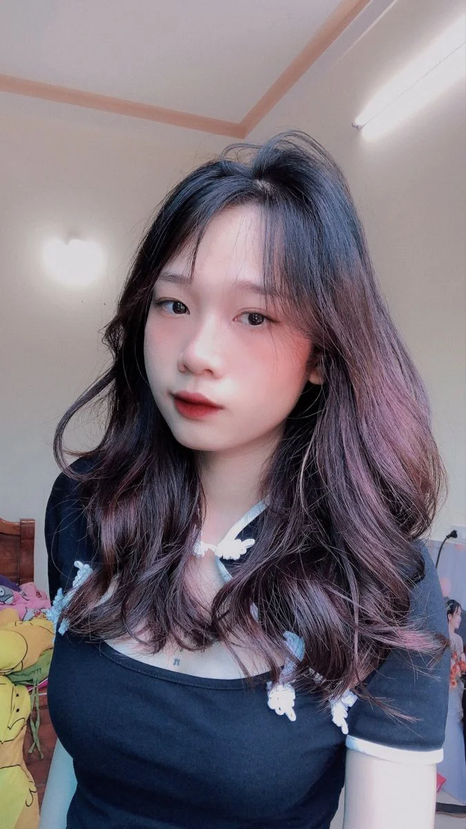 hình ảnh gái xinh với mái tóc xoăn nhẹ nhàng và phong cách thời trang trẻ trung
