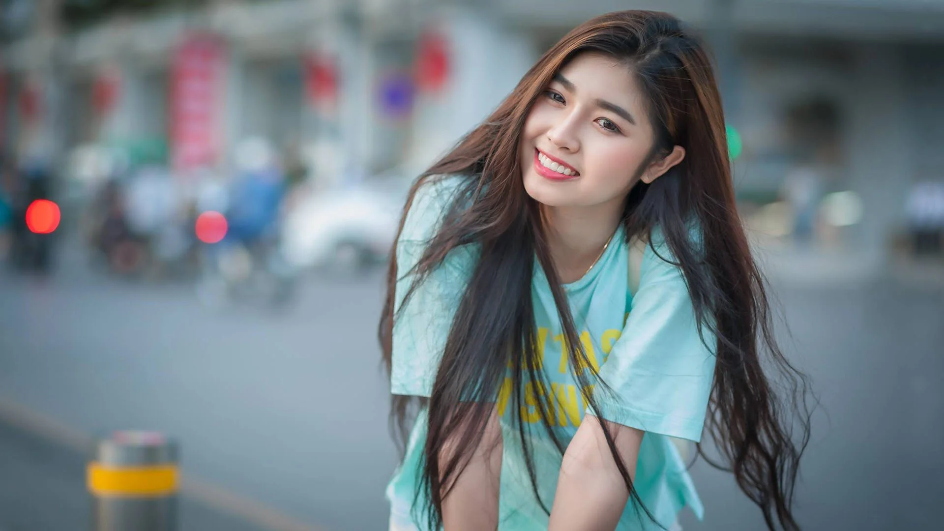 hình ảnh gái xinh với nụ cười rạng rỡ trên đường phố
