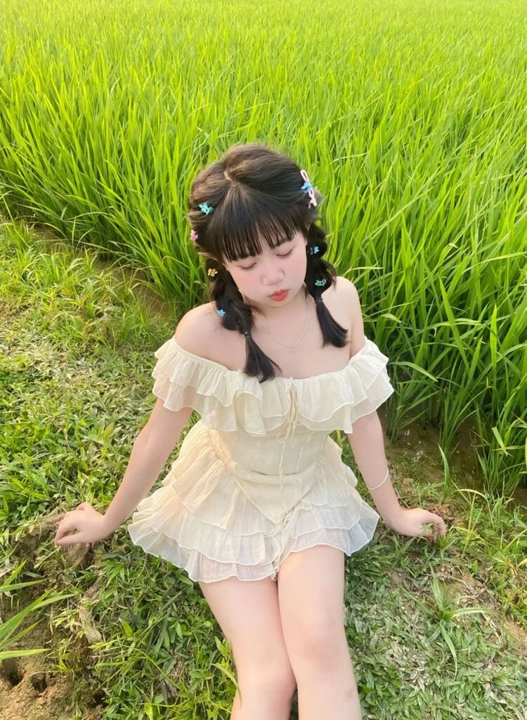 Hình ảnh gái xinh mặc váy trắng tạo dáng đáng yêu giữa cánh đồng lúa