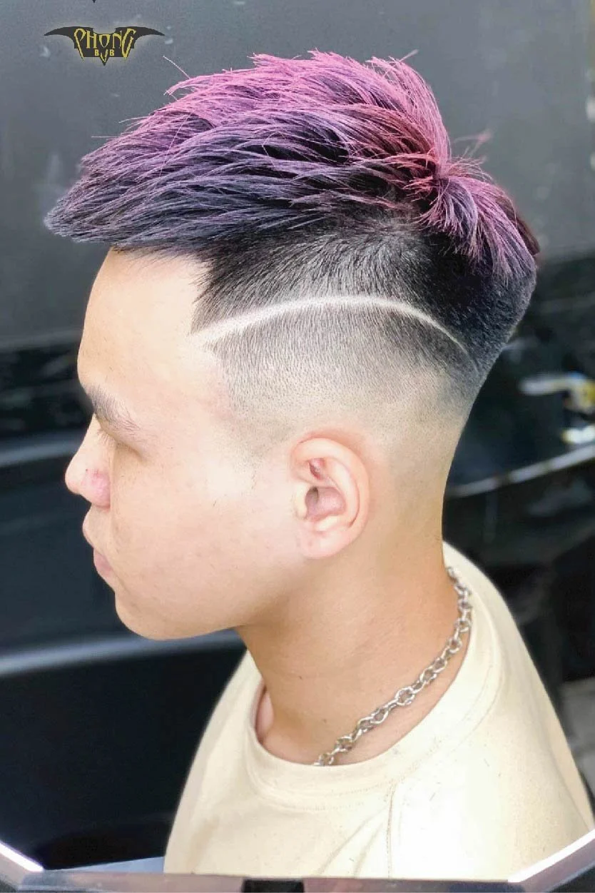 Kiểu tóc ngắn nam undercut nhuộm tím cá tính với đường cạo vạch sắc nét