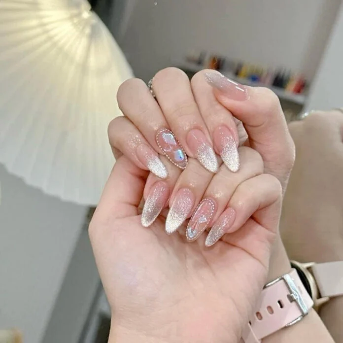 Móng tay dài màu hồng nhạt với hiệu ứng ombre lấp lánh ở đầu móng, tạo điểm nhấn cho bộ móng tay đẹp.